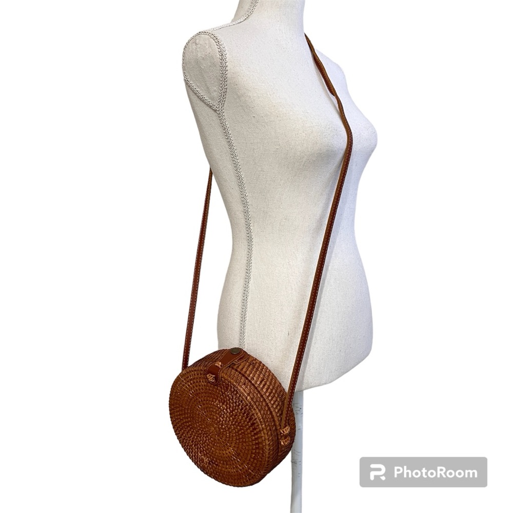 Rattan Woven Round Crossbody With Leather Strap Brown Lined Snap Closure - Picture 2 of 11